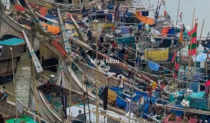উত্তাল সাগর, লঘুচাপে নিরাপদ আশ্রয়ে শত শত ট্রলার