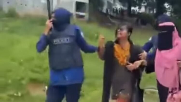 কক্সবাজারে রোহিঙ্গা ক্যাম্পের শিক্ষকদের উপর পুলিশের লাঠিচার্জ, গ্রেফতার অন্তত ২০-২৫