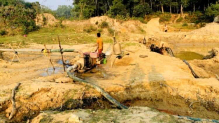 টিলার বুকে ক্ষত বাড়াচ্ছে লাল বালুর নেশা