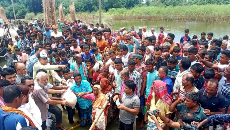 দৌলতপুরে বন্যায় ক্ষতিগ্রস্তদের মাঝে উপজেলা বিএনপির খাদ্য সামগ্রী বিতরণ