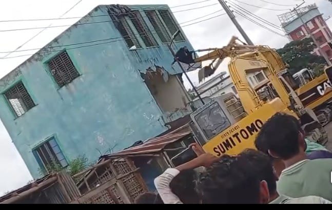 কুতুবদিয়া সড়ক ও জনপদ বিভাগের উচ্ছেদ অভিযান ক্ষতিগ্রস্ত স্হানীয় ব্যবসায়ী