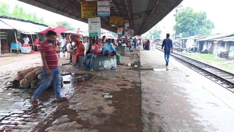 বৃষ্টি হলেই দুর্ভোগ, জরাজীর্ণ আহসানগঞ্জ রেলওয়ে স্টেশন সংস্কারের দাবি যাত্রীদের,,