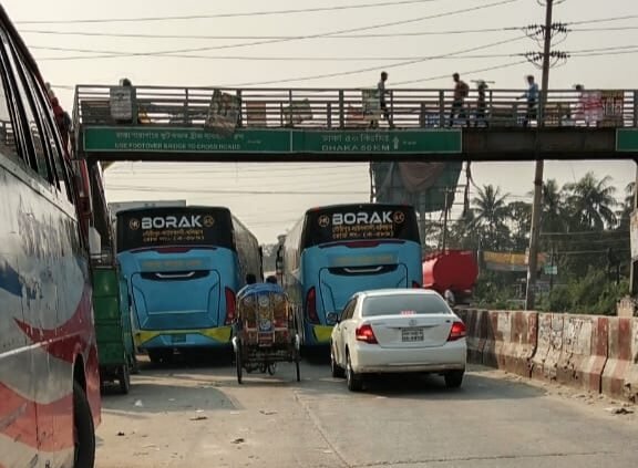কুমিল্লা গৌরীপুর বাসস্ট্যান্ডে কেন্দ্রীয় যুবলীগের সাধারণ সম্পাদক পলাতক নেতা মাইনউদ্দিন নিখিলের এর বোরাক পরিবহনের দাপটে ঢাকা -গৌরীপুর  বিআরটিসি বাস ধ্বংসের মুখে