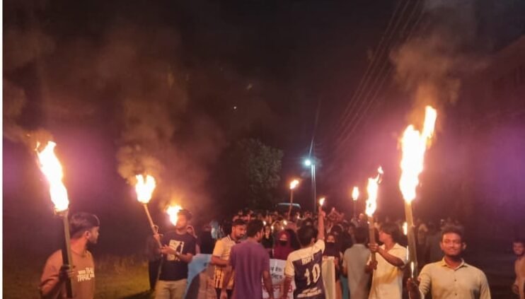 পটুয়াখালী ভার্সিটিতে, বাহার বিবৃতিকে প্রত্যাখান করে মশাল মিছিল ও মোমবাতি প্রজ্বলন।