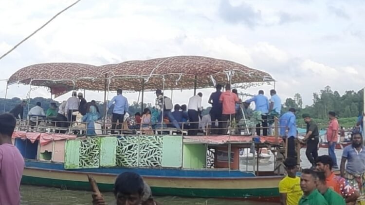 মানিকগঞ্জ জেলা প্রশাসনের উদ্যোগে নৌকা বাইচ প্রতিযোগিতায় লক্ষ লক্ষ মানুষের ঢল।