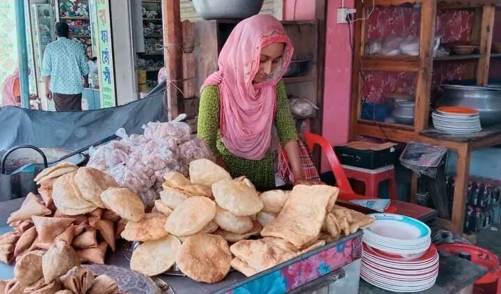 ভোরে হোটেল, দুপুরে কলেজ:বাবার হাত ধরেই ডাক্তার হওয়ার স্বপ্ন বুনছেন কালাইয়ের নাসরিন