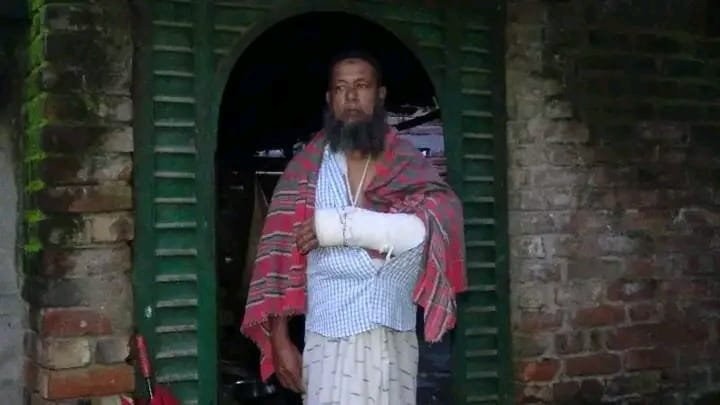 আক্কেলপুরে স্ত্রীকে তালাক দিয়ে ফের বিয়ে করায় সমাজচ্যুত, মাতব্বরদের মারধরে হাত ভাঙলো দিনমজুরের