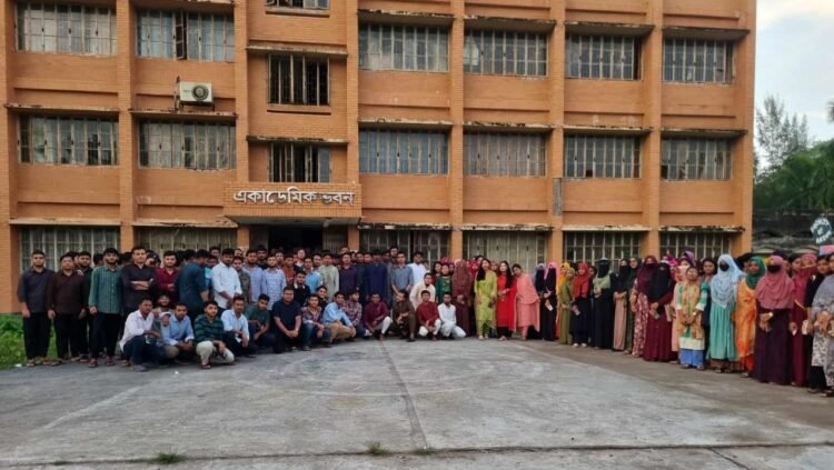 পটুয়াখালী ভার্সিটির নবীনদের স্বাগত জানাতে  ইমিডিয়েট শিক্ষার্থীদের ব্যতিক্রমী  আয়োজন।