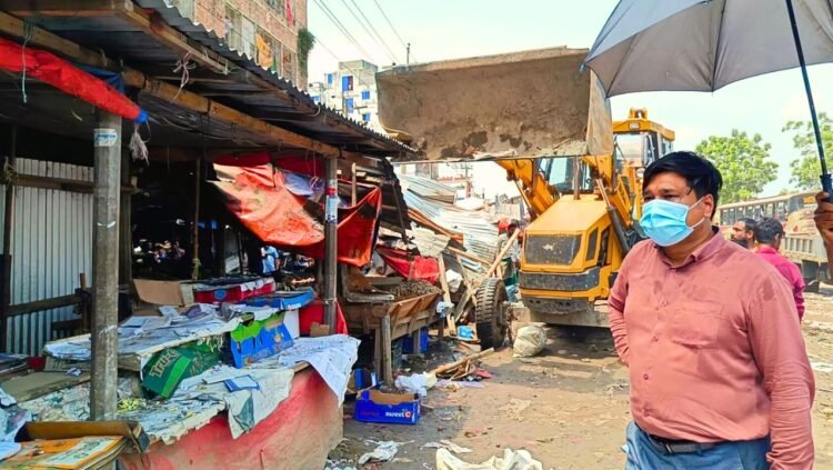 ঢাকা-ময়মনসিংহ মহাসড়কে অবৈধ স্থাপনা উচ্ছেদ, লাখ টাকা সিকিউরিটির অভিযোগ