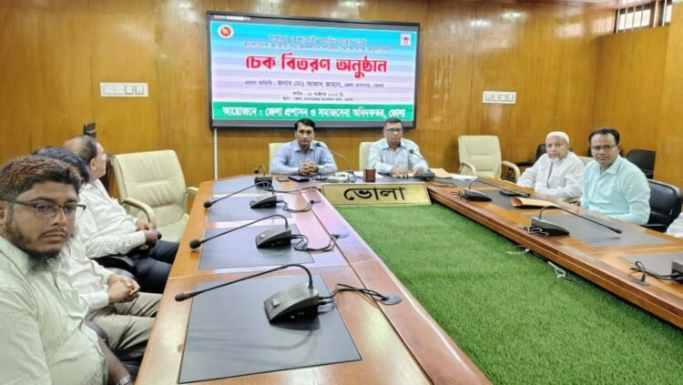 তজুমদ্দিনে পাঁচটি স্বেচ্ছাসেবী সংগঠনের  অনুদানের চেক গ্রহণ।