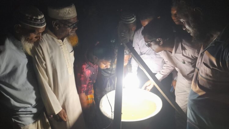 জমিতে ক্ষতিকর পোকার উপস্থিতি জানার জন্য  আলোক ফাঁদ