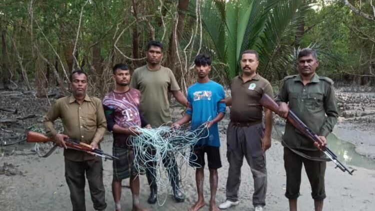 পূর্ব সুন্দরবনে দুই হরিণ শিকারি আটক।