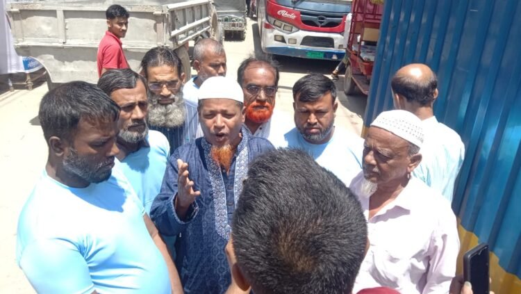 দাউদকান্দি উপজেলা শ্রমিক দল গৌরীপুর বাজার  যানজট মুক্ত রাখতে পরিশ্রম করে যাচ্ছে।