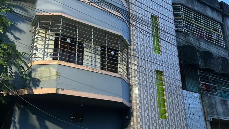 সিটি করপোরেশন অনুমোদন ছাড়াই ভবন নির্মান।