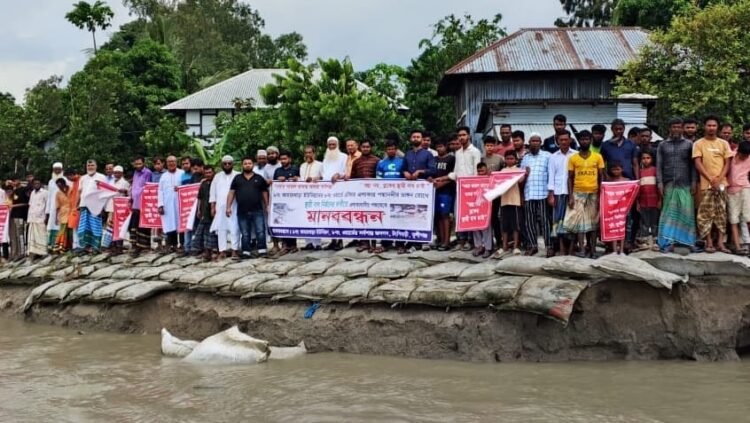 টঙ্গীবাড়ীতে পদ্মার ভাঙনে বিলীন হচ্ছে ঘরবাড়ি, স্থায়ী বেড়িবাঁধের দাবিতে মানববন্ধন