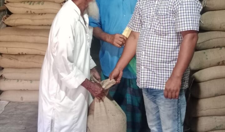 খাদ্য বান্ধব কর্মসূচির আওতায় ১৫ টাকা কেজি দরে চাল বিতরণ শুরু