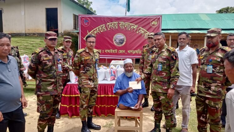 বাঘাইছড়িতে সেনাবাহিনীর ত্রাণ ও নগদ অর্থ বিতরণ