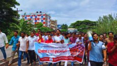 বরিশাল বিশ্ববিদ্যালয়ের শিক্ষার্থীদের তিন দফা দাবিতে মানববন্ধন ও সড়ক অবরোধ