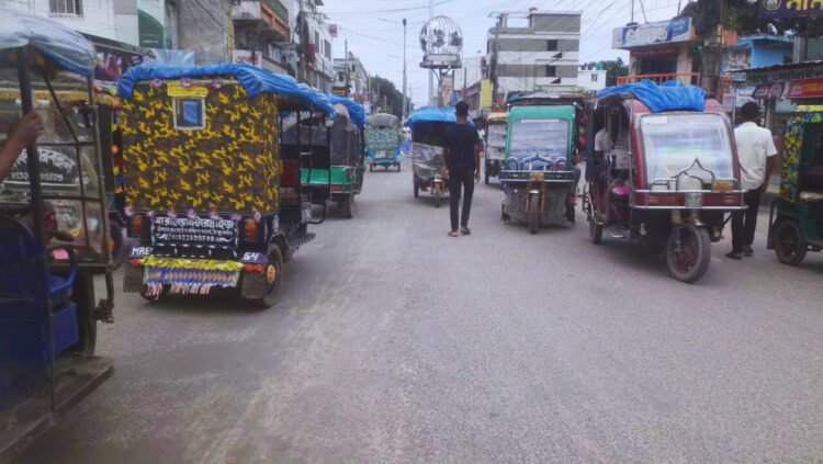 ঠাকুরগাঁওয়ে যানজটে ইজি বাইকের যত্রতত্র পার্কিংয়ে জনদুর্ভোগ।