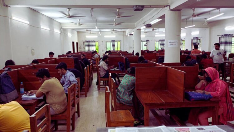 ১১ হাজার শিক্ষার্থীর বিপরীতে ১২০ আসনের রিডিংরুমে চলছে ববি, ভোগান্তিতে শিক্ষার্থীরা