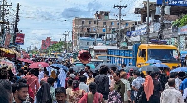 রোহিঙ্গা ক্যাম্পে চাকরিচ্যুত শিক্ষকদের সড়ক অবরোধ, ভোগান্তিতে হাজারো মানুষ