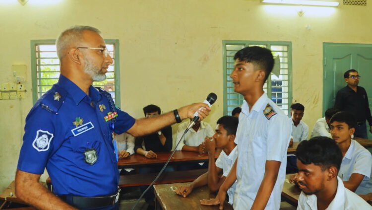 শিক্ষার্থীর মাঝে পুলিশ সুপার
