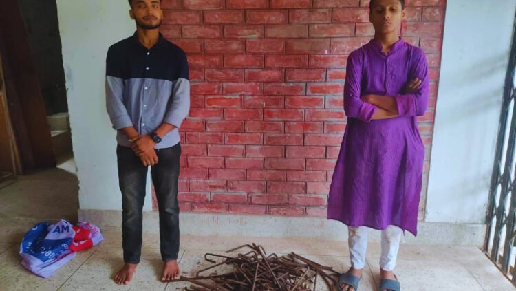 পটুয়াখালী ভার্সিটির, নির্মাণাধীন হল থেকে রড চুরি, আটক ২ জন।