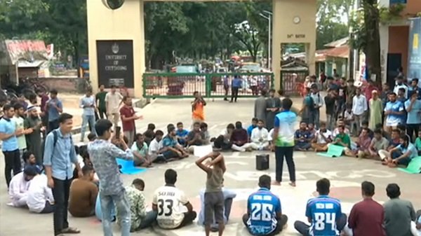 ক্যাম্পাসে নিরাপত্তাসহ ৪ দফা দাবিতে আন্দোলনে চবি শিক্ষার্থীরা