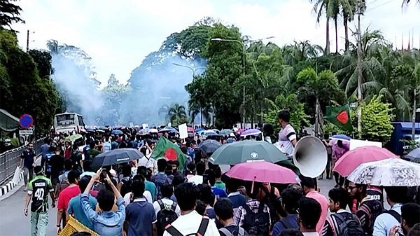 যমুনা অভিমুখে প্রকৌশলের শিক্ষার্থীরা, সাউন্ড গ্রেনেড-টিয়ারশেল নিক্ষেপ