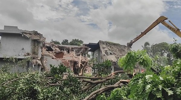 গুঁড়িয়ে দেওয়া হলো সাবেক প্রতিমন্ত্রী নসরুল হামিদের অবৈধ বাংলো