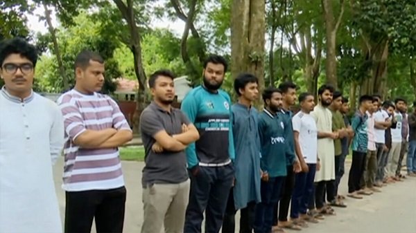 পোষ্য কোটার দাবিতে কর্মবিরতিতে রাবির শিক্ষক-কর্মকর্তারা, প্রতিবাদে মানববন্ধন