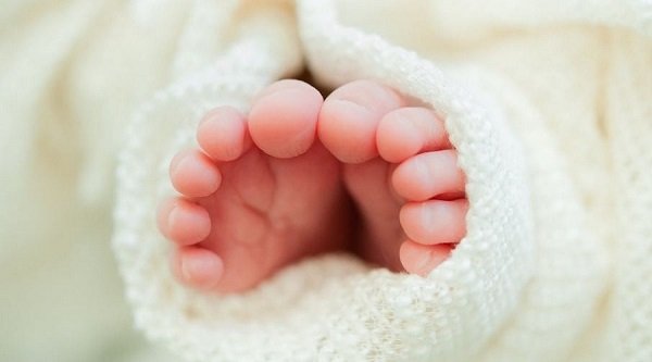 সন্তান ভূমিষ্ঠ হলে কানে আজান দেওয়ার সঠিক পদ্ধতি