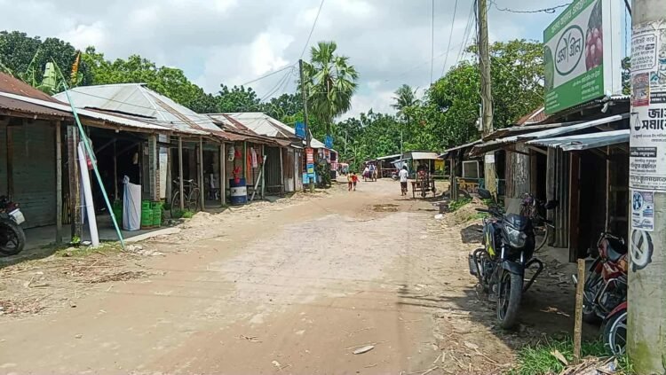 ব্যক্তিগত জায়গা বুঝে না দেওয়ায় সড়ক নির্মাণ কাজ বন্ধ, চরম ভোগান্তিতে ব্যবসায়ী ও পথচারীরা