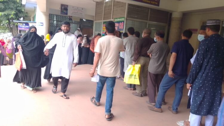 চমেক হাসপাতালে বিভিন্ন ওয়ার্ডের বাইরেও রোগীদের ভীড়