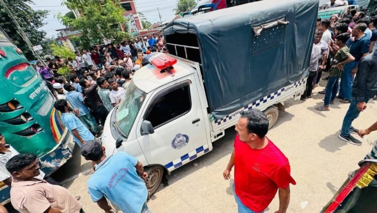 নোয়াখালীতে ভ্রাম্যমাণ আদালতের গাড়ি ভাঙচুর ও সড়ক অবরোধ