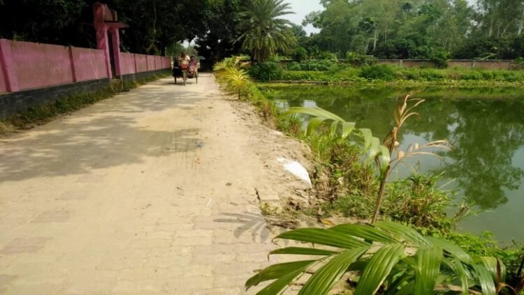 আত্রাইয়ে ধসে যাওয়া সেই রাস্তাটি মেরামত সম্পন্ন হয়েছে