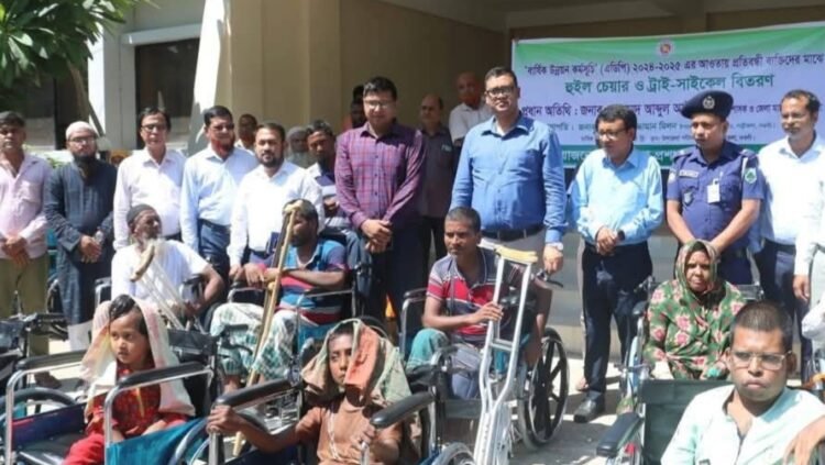 নওগাঁর পত্নীতলায় প্রসাশনের সহযোগিতায় অসহায় ১৫ জন প্রতিবন্ধী মাঝে  হুইল বিতরণ
