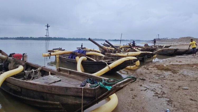 কোম্পানীগঞ্জে ৮ লিস্টার মেশিন ও ১১ নৌকা ধ্বংস