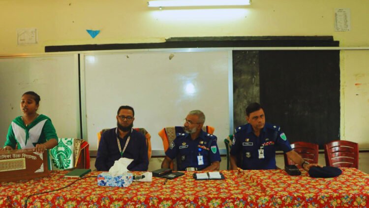 বালিকাদের সাথে পুলিশ সুপারের  মতবিনিময়