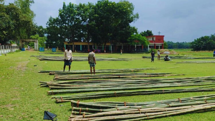 বিদ্যালয়ের মাঠে বাঁশের হাট শিক্ষার্থীদের পাঠদান ও খেলাধুলায় চরম ভোগান্তি