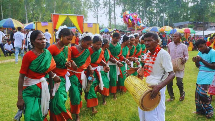 নওগাঁর মহাদেবপুরে নাটশাল নৃগোষ্ঠী  আদিবাসীদের ঐতিহ্যবাহী ৩০ তম কারাম উৎস পালিত