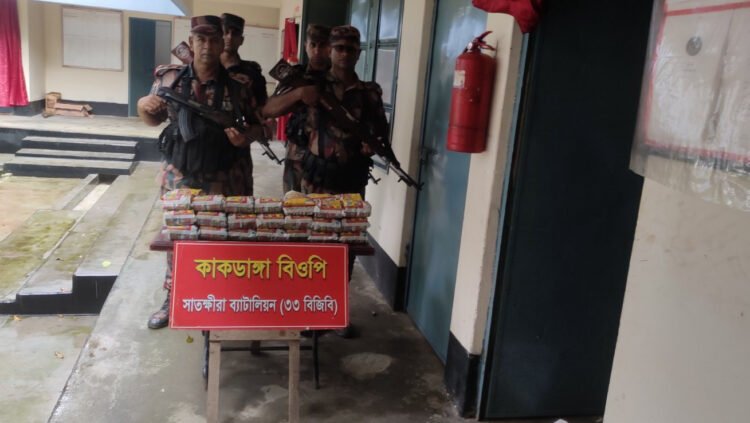 সাতক্ষীরা ও কলারোয়া সীমান্তে মাদক বিরোধী বিশেষ অভিযান পরিচালনা করে ২০০ বোতল ভারতীয় নেশাজাতীয় সিরাপ এবং ০৫ বোতল ভারতীয় মদসহ প্রায় তেরো লক্ষ টাকার ভারতীয় মালামাল জব্দ করেছে বিজিবি