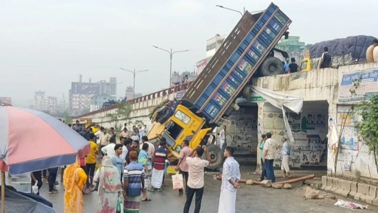 আন্ডারপাসের রেলিং ভেঙে ঝুলে থাকা ট্রাক নিচে পড়ে একজন নিহত