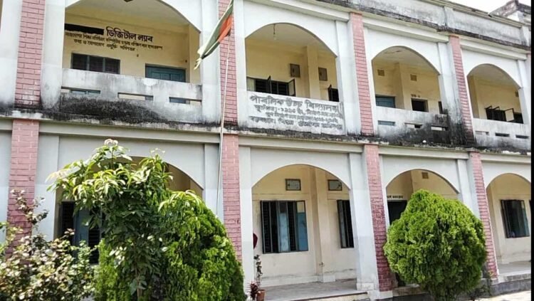 পাবর্তীপুরে পরীক্ষার ফি না দেয়ার ছাত্রীর সাথে অসৌজন্যমূলক আচরণ শিক্ষকের