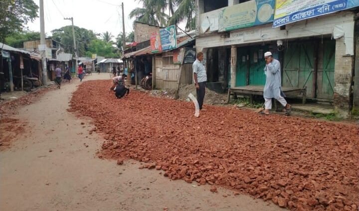 ‎মণিরামপুরে জলাবদ্ধ অঞ্চলের রাস্তা নির্মানে অনিয়মের অভিযোগ! সংশ্লিষ্ট কর্তৃপক্ষের তথ্য নিয়ে টালবাহানা