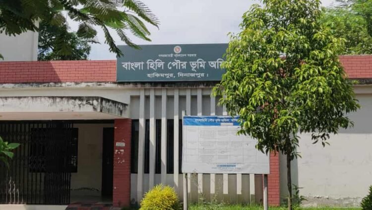 অন্যদের জমি খারিজ হয়, আমারটা হয় না, হিলি ভূমি অফিসে ভুক্তভোগীর কান্না