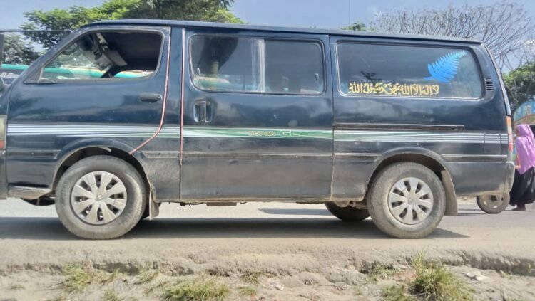 দাউদকান্দি টু গৌরীপুর টু রায়পুর যাত্রী সেবার মাধ্যম মাইক্রোবাস