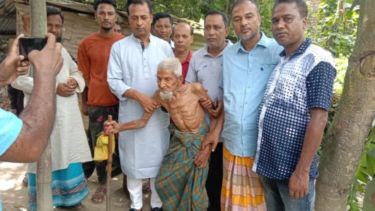 নওগাঁয় একশ ত্রিশ বছর বয়সের বৃদ্ধ পিতার ঠাঁই হয়নি এগারো সন্তানের ঘরে