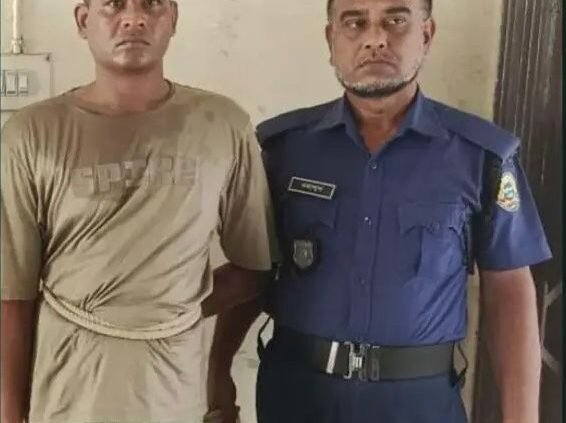 পুলিশের ভুয়া আইডি কার্ড দেখিয়ে ডাকাতি করতেন রিয়াজ