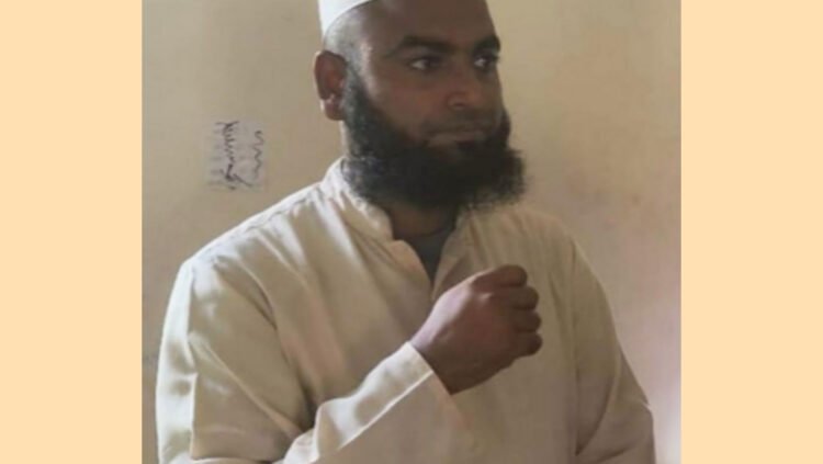 শিশু ধর্ষণের দায়ে, খেলাফত মজলিসের নেতা মাওলানা রহমত আলীকে পুলিশে সোপর্দ করলো এলাকাবাসী